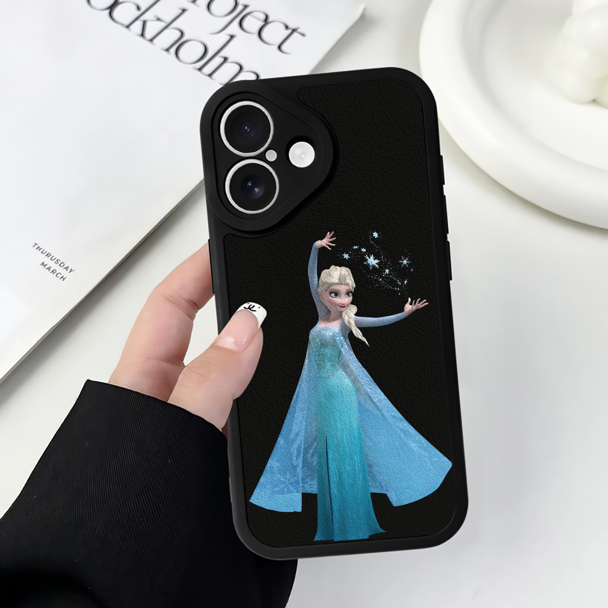（画像用） アナと雪の女王 アンナ エルサ Frozen Anna Elsa 【iPhone 16シリーズ対応】シリコンスマホケース（レザー調） 材質：シリコン